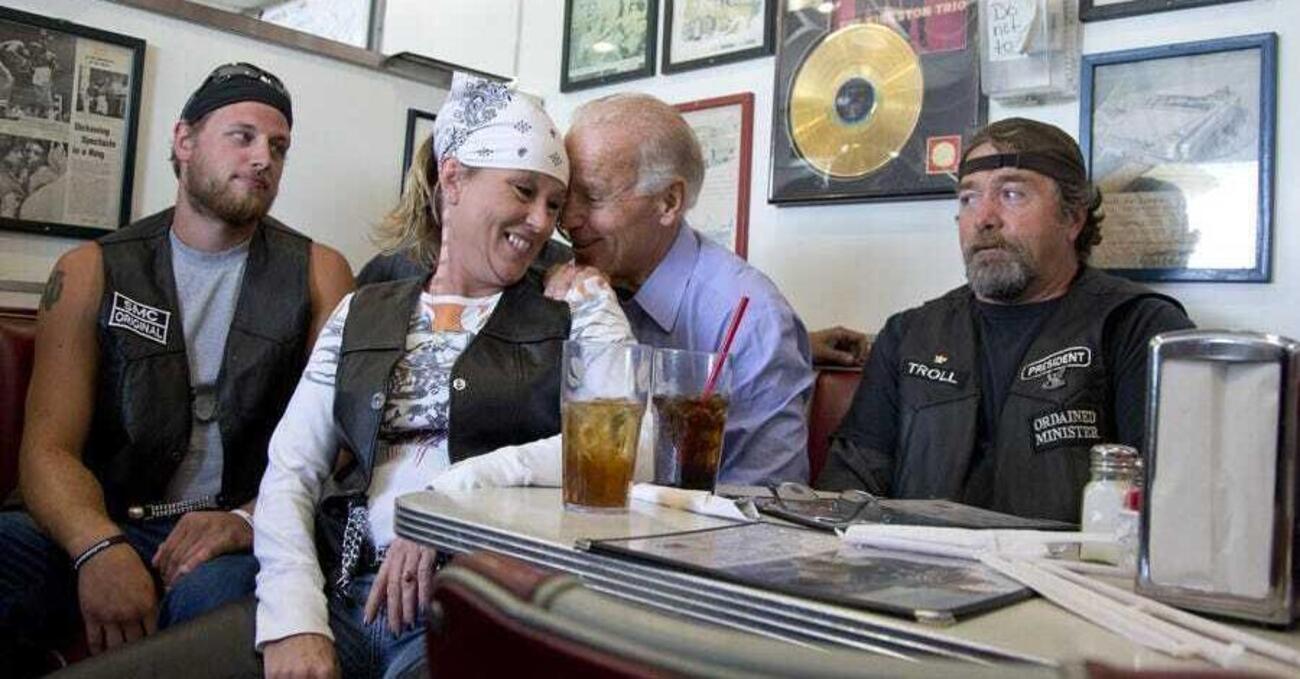 Quella volta in cui Biden fece amicizia con un gruppo di bikers (e prese in braccio una motociclista) 