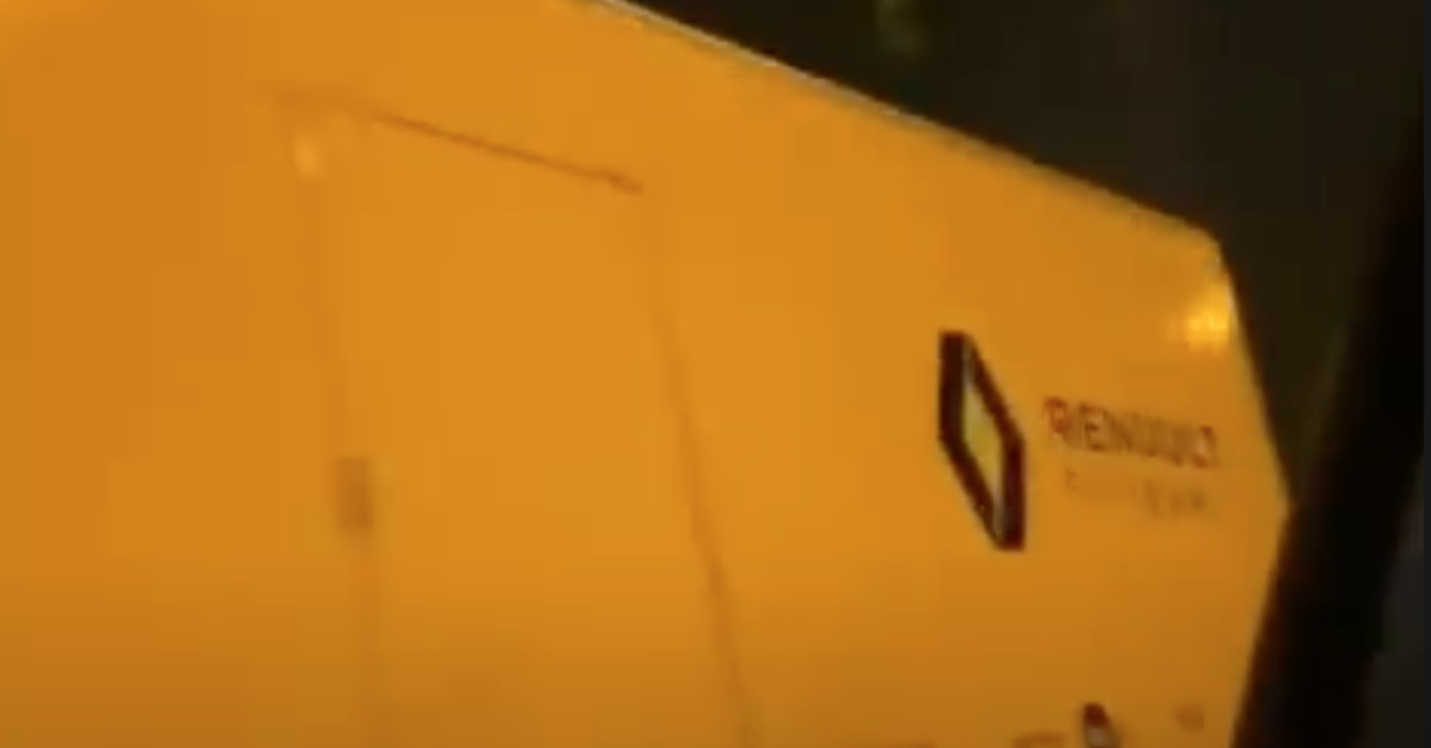 Il video di una fan che impazzisce per il camion Renault ci ricorda cos&#039;&egrave; la passione per la F1 