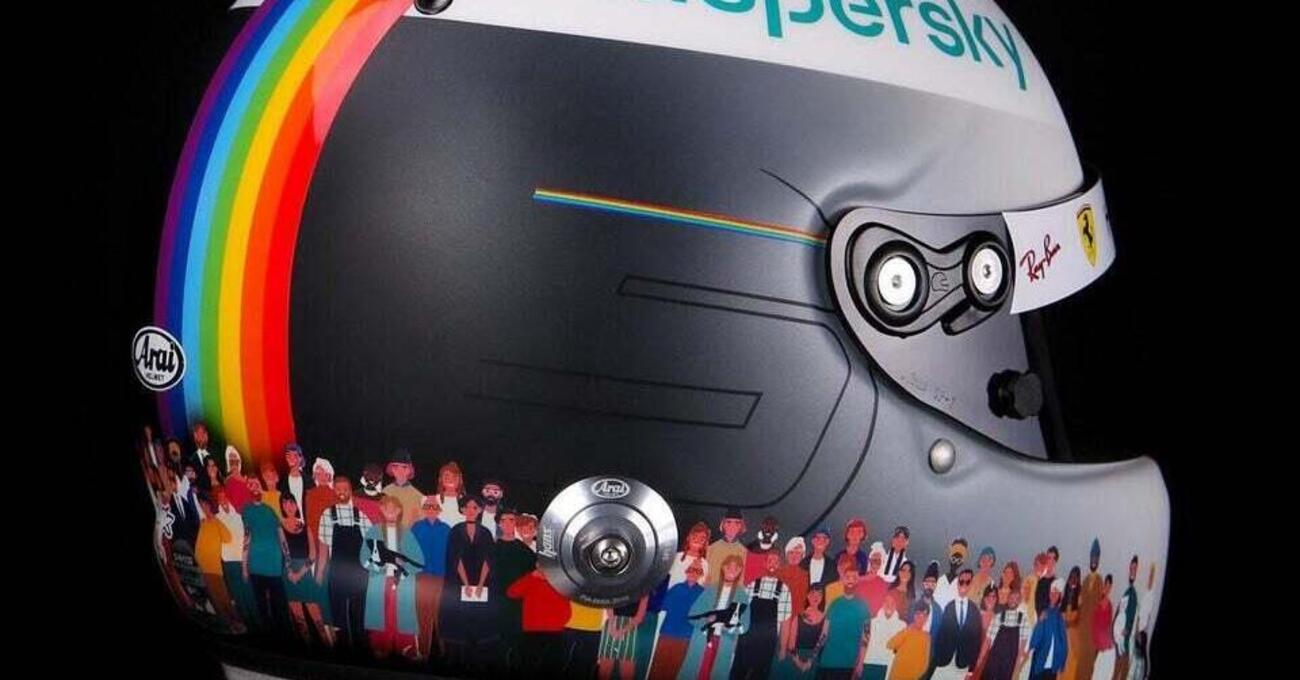 Sebastian Vettel con l&rsquo;arcobaleno sul casco in Turchia