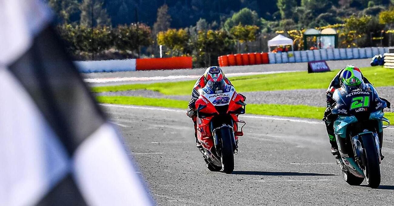 Il video &egrave; gi&agrave; virale: la &ldquo;lotta tra cani&rdquo; di Franco Morbidelli e Jack Miller vista dalle loro moto