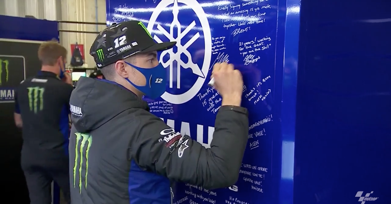 [VIDEO] Il regalo di Yamaha a Valentino Rossi: le dediche di tutti sul muro del box