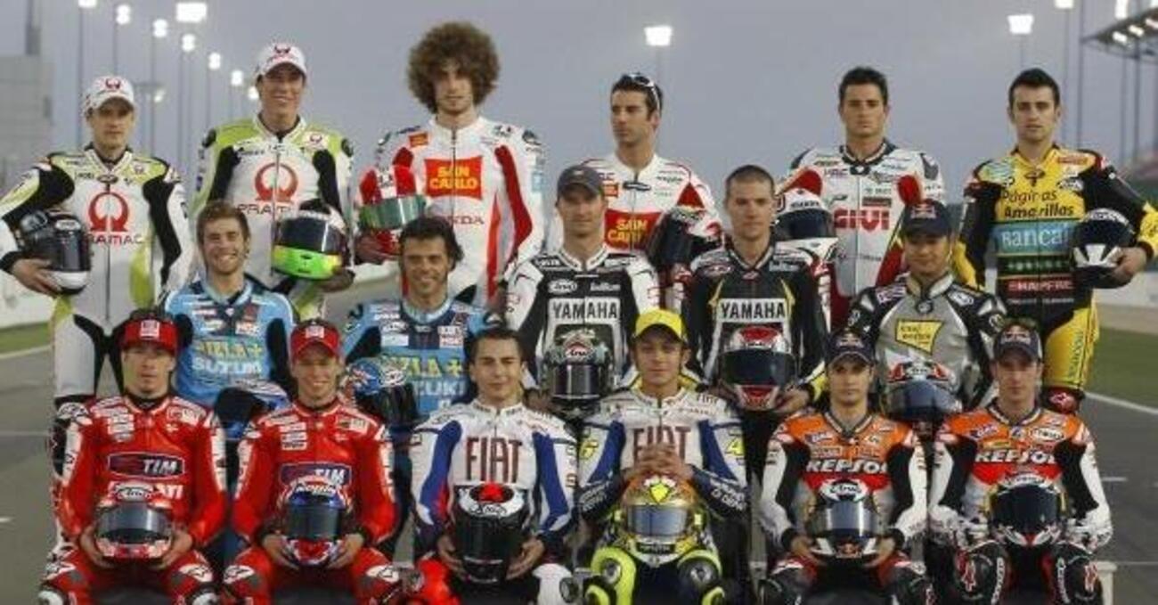 La foto di gruppo dei piloti MotoGP 2010: ne sono rimasti soltanto due