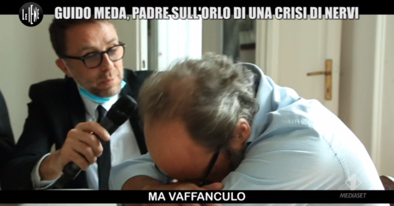 Guido Meda e lo scherzo delle Iene: le urla in piedi sul divano!