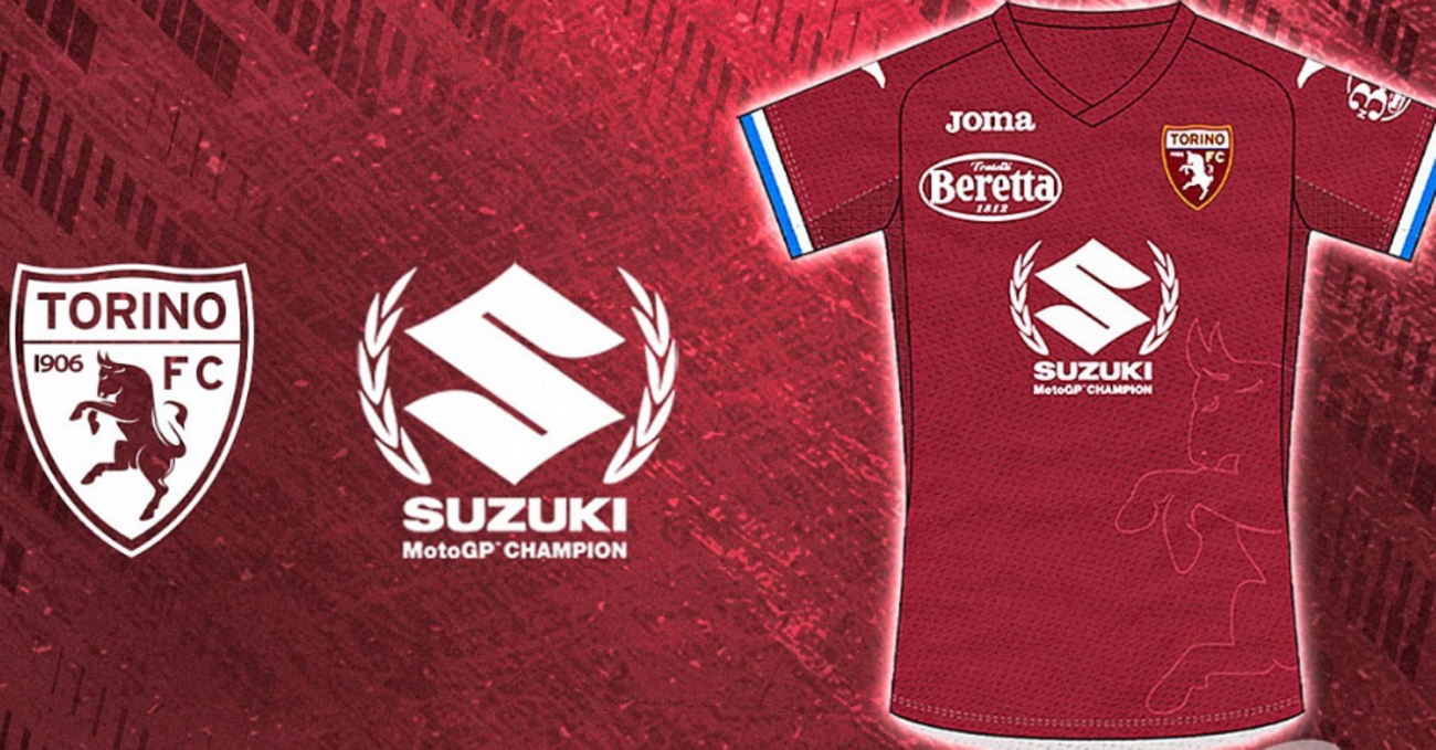 Il Torino in campo con la maglia che celebra il mondiale vinto da Joan Mir e Suzuki