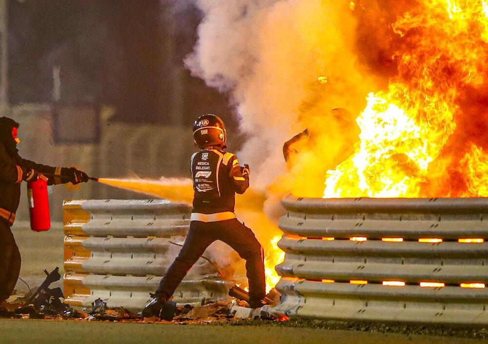 Incidente Grosjean, le nuove tute proteggono i piloti dal fuoco per 20 secondi (ma i guanti no) 