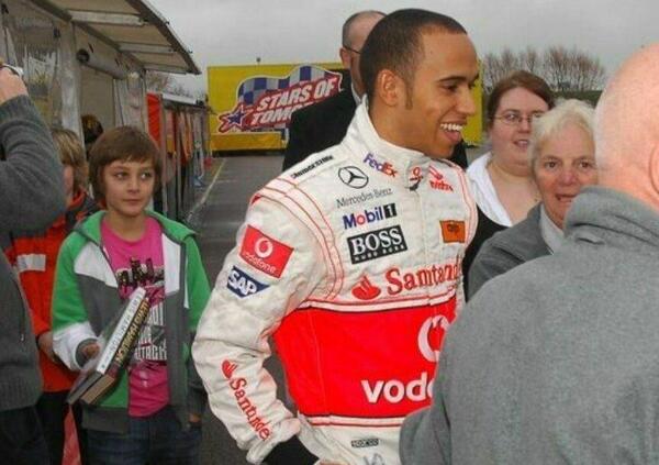 Formula 1: chi &egrave; quel bambino che chiede un autografo a Lewis Hamilton? 