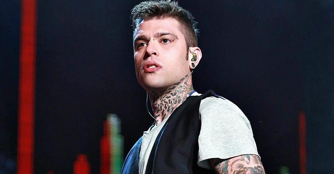 Fedez in Lamborghini &quot;pedinato&quot; da un investigatore privato: indaga la polizia