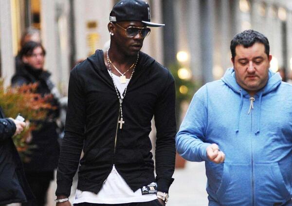 Distrutta l&rsquo;auto di Mario Balotelli, lui risponde sui social: &ldquo;prega tanto e prega bene&rdquo;