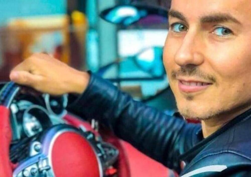 Questa volta a inseguire Jorge Lorenzo non ci sono piloti, ma ispettori del fisco