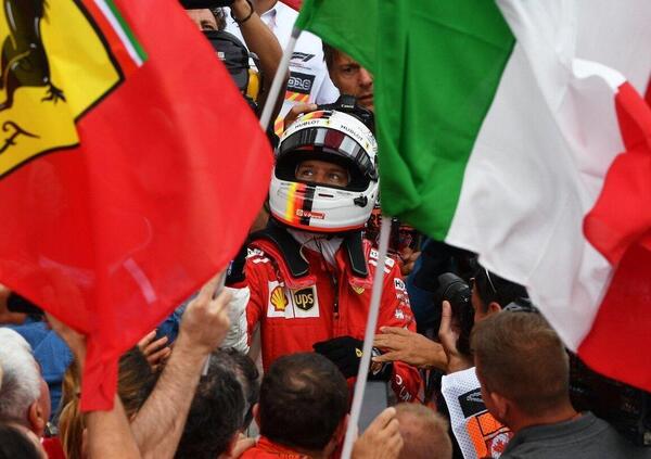 Il team radio di addio di Vettel alla Ferrari: eccolo che canta Azzurro