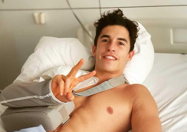 Il video del ritorno a casa di Marc Marquez dopo l&#039;operazione e il ricovero al Ruber Hospital