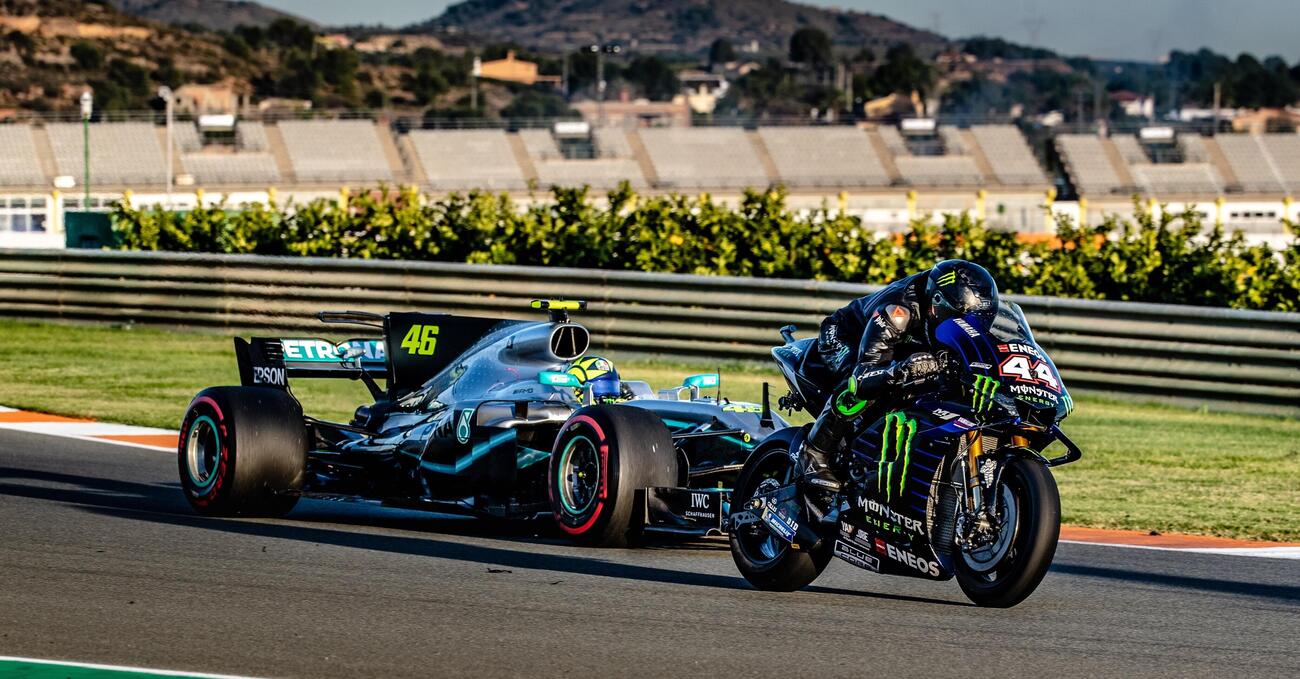 [VIDEO] Valentino Rossi e Lewis Hamilton, il dietro le quinte dello scambio