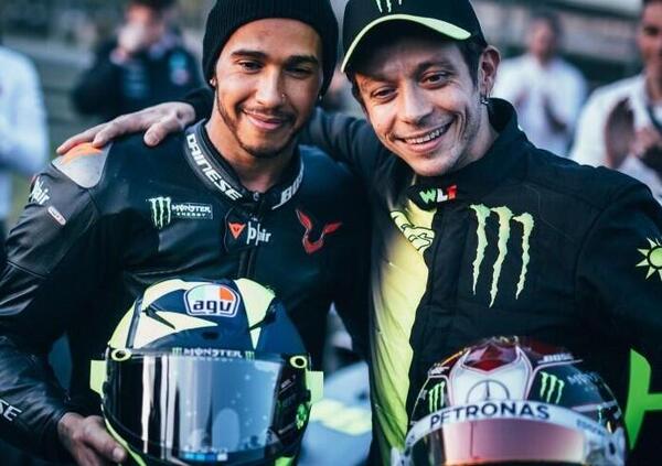 [VIDEO] Valentino Rossi e Lewis Hamilton, il dietro le quinte dello scambio