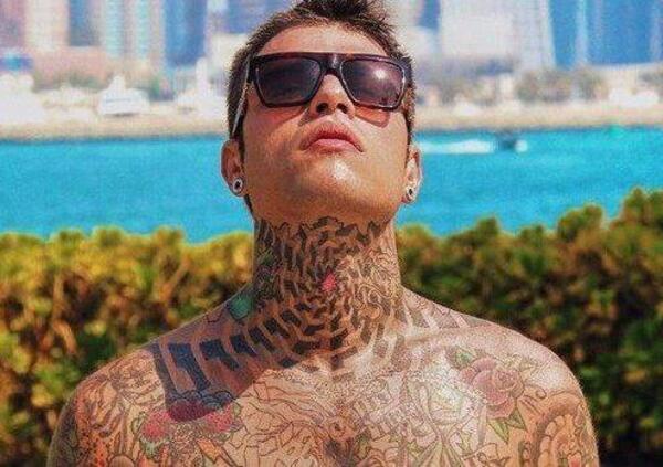 Fedez: dalla Lamborghini Hurac&aacute;n passer&ograve; all&rsquo;auto elettrica