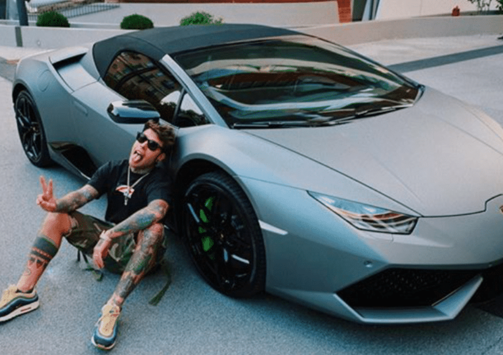 Fedez: dalla Lamborghini Hurac&aacute;n passer&ograve; all&rsquo;auto elettrica