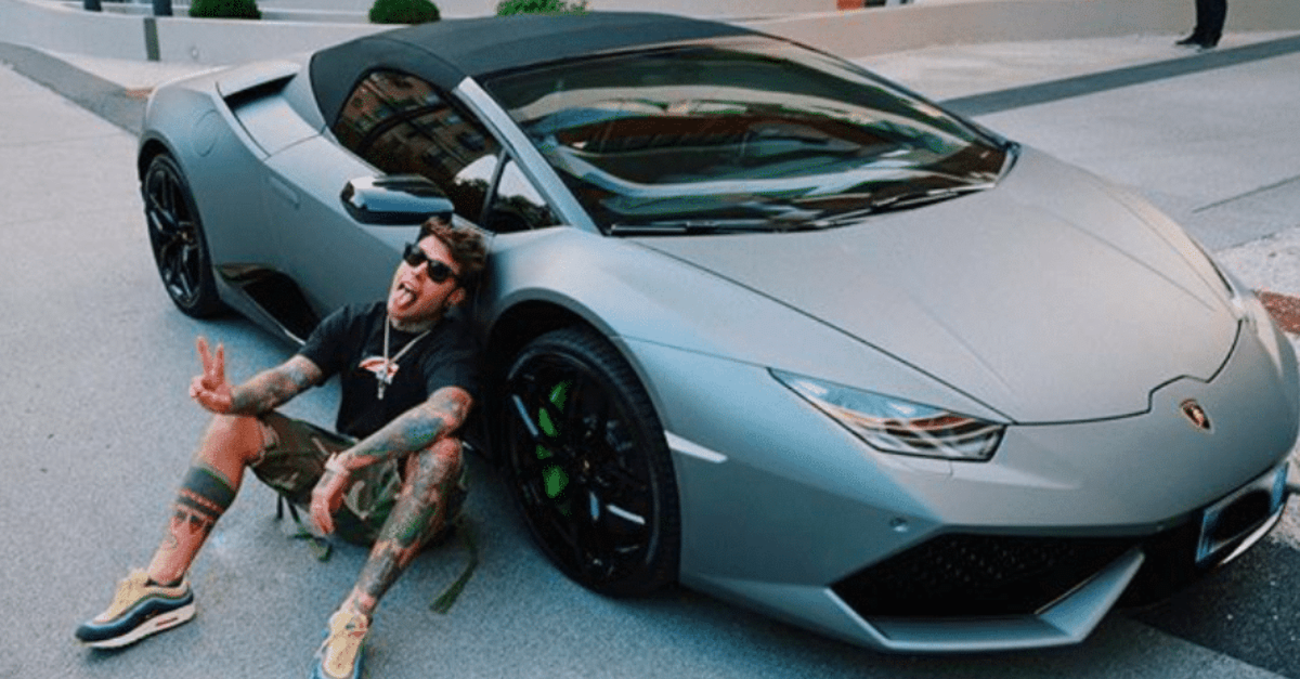 Fedez: dalla Lamborghini Hurac&aacute;n passer&ograve; all&rsquo;auto elettrica