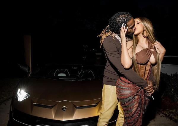 Wet-Ass Pussy e una Lambo: il compleanno da sogno del rapper Offset, grazie a Cardi B