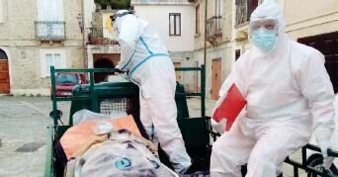Crotone, l&rsquo;Apecar le salva la vita. Un&rsquo;ambulanza non sarebbe mai riuscita a passare