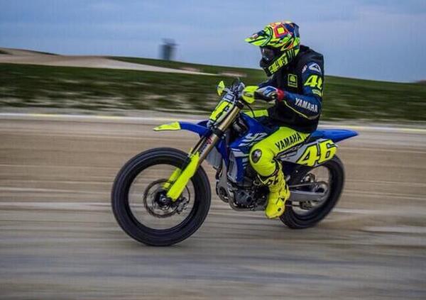 [VIDEO] Valentino Rossi, un giro al Ranch di Tavullia commentato dal Dottore