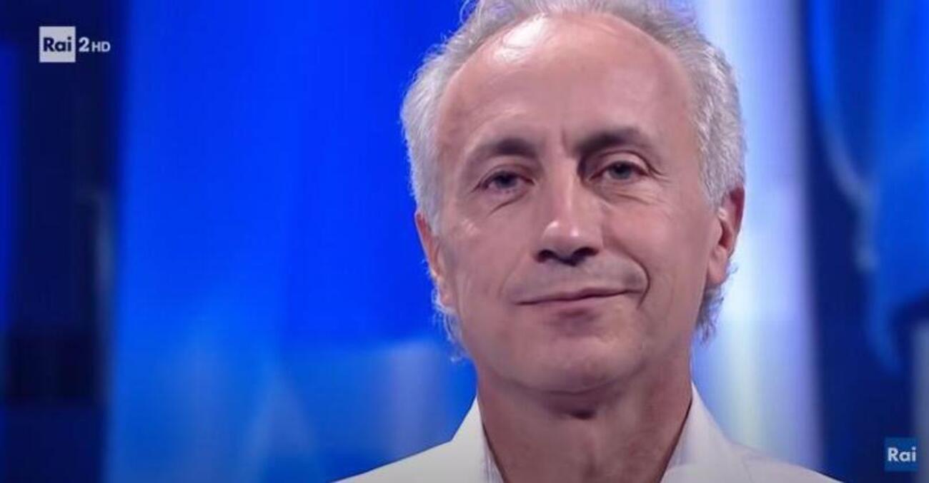Chiude “Una pezza di Lundini” e Valerio svela la sua identità: “Sono Marco Travaglio”