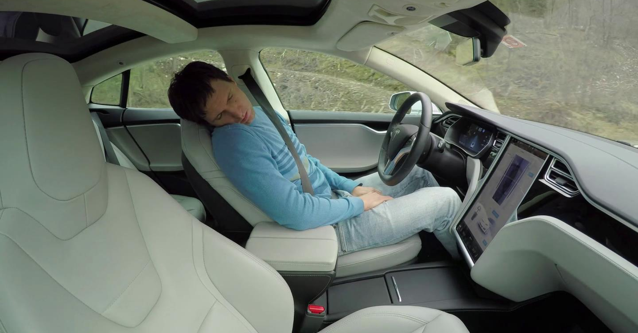 Dormiva con autopilot Tesla a 150 km/h: ora andr&agrave; a processo