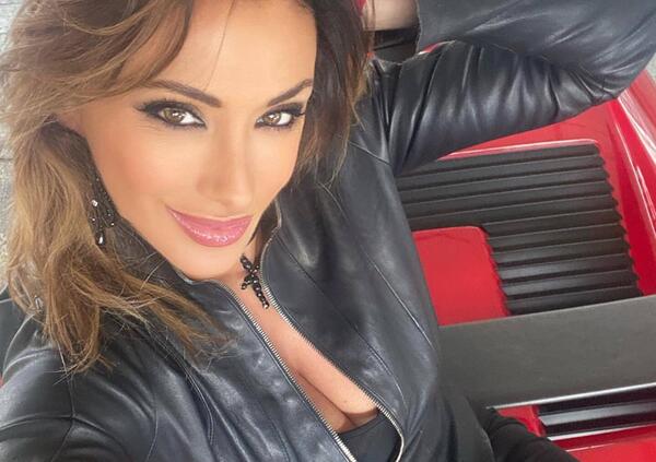 Sabrina Salerno con una Ferrari 208 GTS Turbo: ridateci subito gli anni Ottanta!