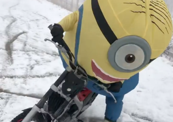 Alex Marquez, nella tempesta di neve Filomena con la Honda da trial e un costume da Minion