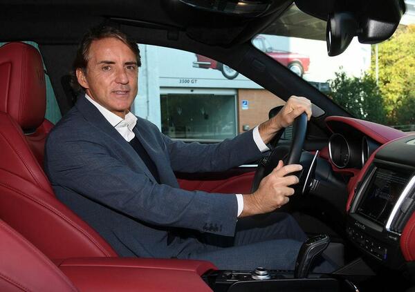 Roberto Mancini su Instagram con la sua nuova Maserati Levante Trofeo: &ldquo;ho scelto Maserati, passione per l&rsquo;eccellenza&quot;