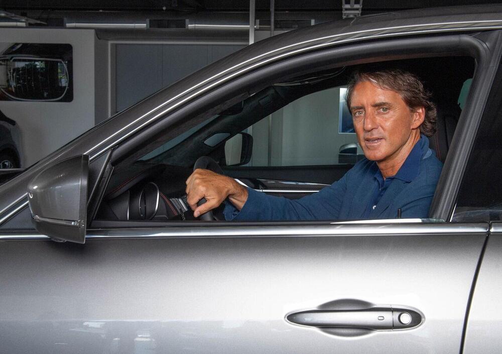 Roberto Mancini su Instagram con la sua nuova Maserati Levante Trofeo: &ldquo;ho scelto Maserati, passione per l&rsquo;eccellenza&quot;