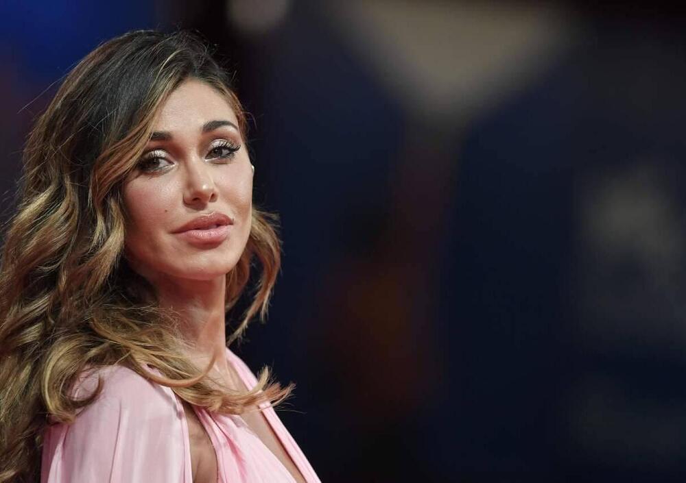 Belen Rodriguez, l&rsquo;amore su Instagram per le auto d&rsquo;epoca e le foto degli altri