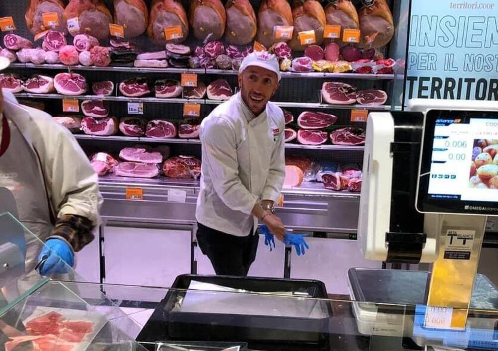 Tony Cairoli si &ldquo;reinventa&rdquo; salumiere per incontrare i fan al supermercato