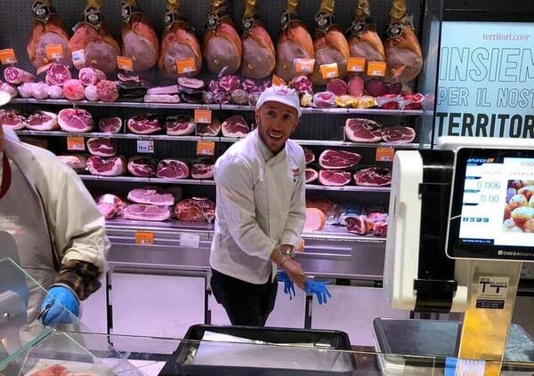 Tony Cairoli si &ldquo;reinventa&rdquo; salumiere per incontrare i fan al supermercato