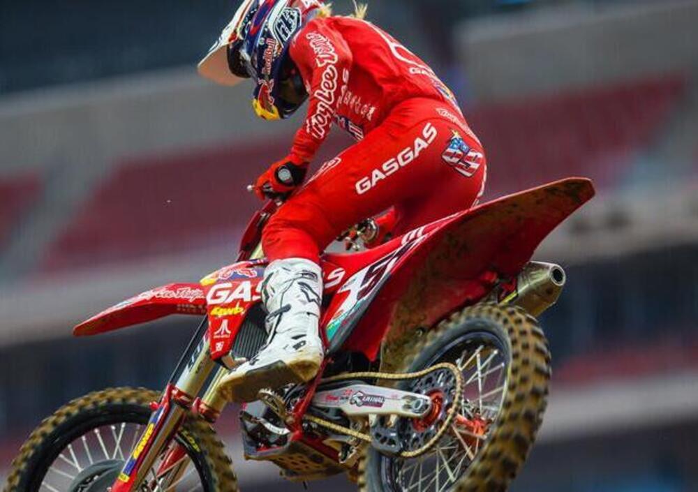 Justin Barcia, l&rsquo;impresa all&rsquo;AMA Supercross: rompe il cambio e fa la gara in prima!