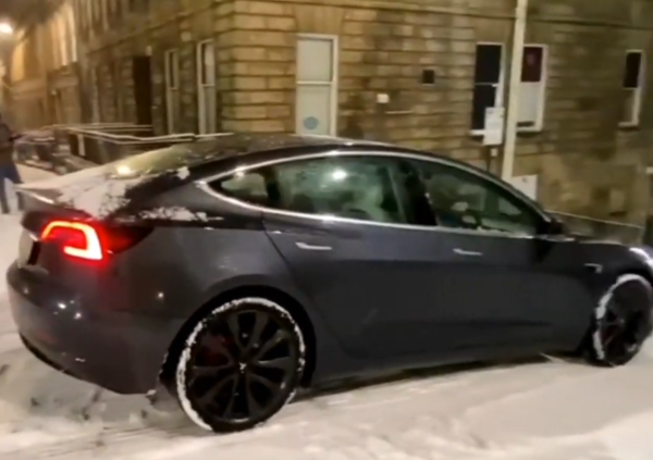 Con la Tesla sulla neve&hellip; Teslitta! [VIDEO]