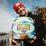 Daniel Ricciardo presenta 'All Good All Ways', il nuovo casco inclusivo firmato Ornamental Conifer