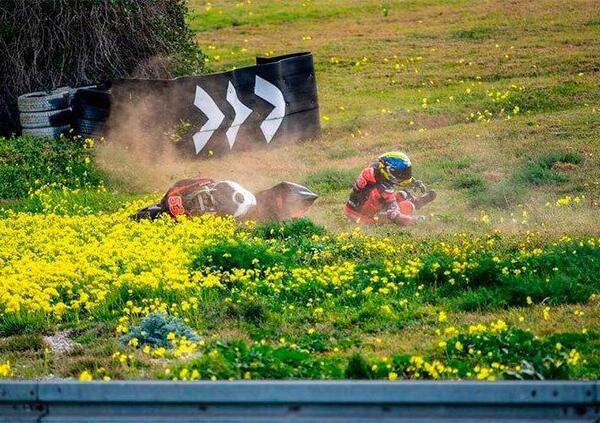 Joan Mir falcia l&rsquo;erba con la Suzuki GSX-R, Tito Rabat la assaggia con la Ducati V4S