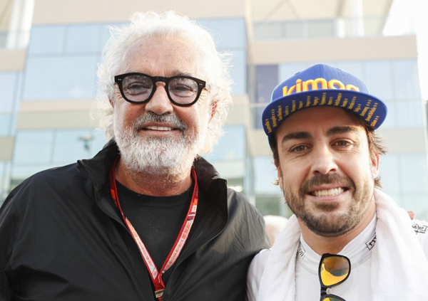 Briatore furioso con Alonso: &quot;O la smette di andare in bici o lo chiudo in garage. Poteva fare la fine di Zanardi e Hayden&quot;