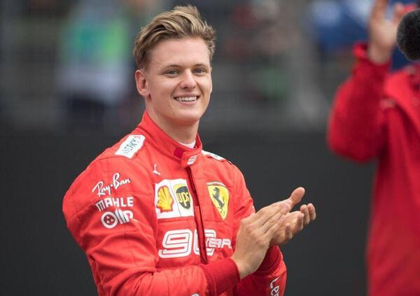 Le lacrime dei meccanici Ferrari per l&#039;ingaggio di Mick Schumacher 