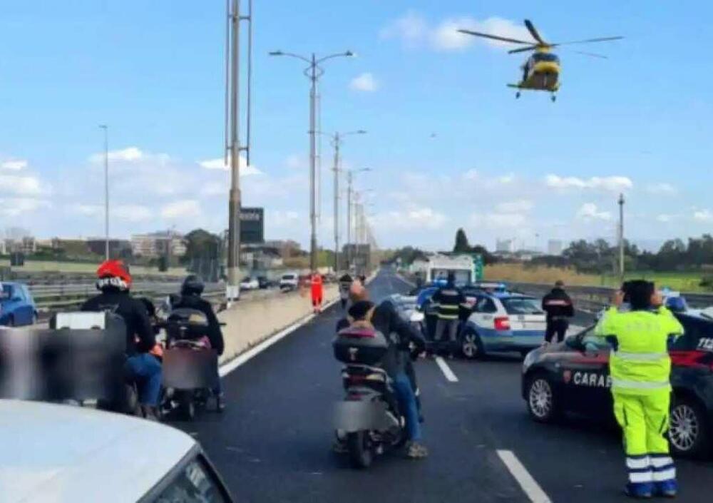 Banconote che volano dal finestrino, un uomo morto e un incidente misterioso