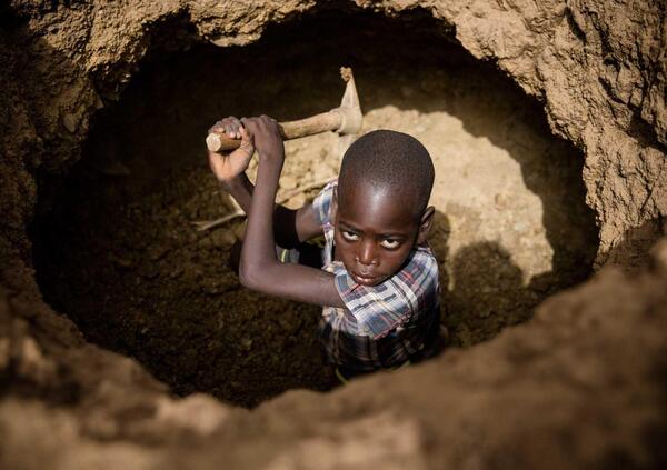 Le auto elettriche sfruttano il cobalto africano: l&rsquo;Ue impone dei paletti 