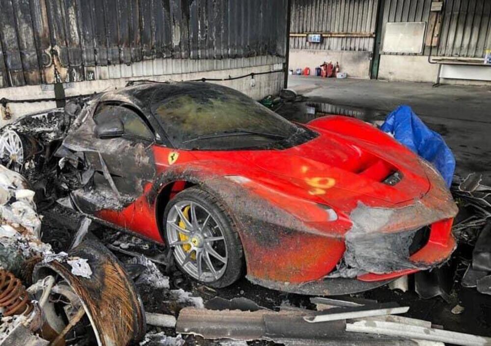 Incendio da 10 milioni di euro con 80 supercar. Al rogo anche una LaFerrari e una XJ220