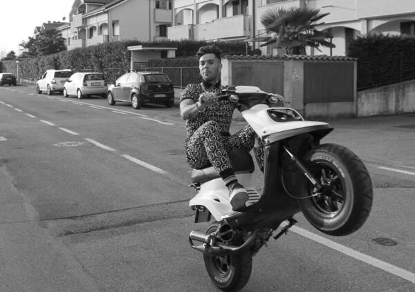 Emis Killa, il preferito dai piloti: da Tony Arbolino a Max Biaggi, anche Capirossi e Salvadori con lui su Instagram