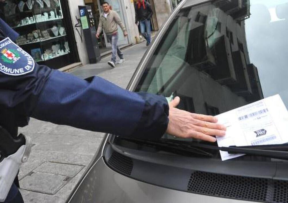 Milano: sempre pi&ugrave; casi di multe sulle strisce bianche 