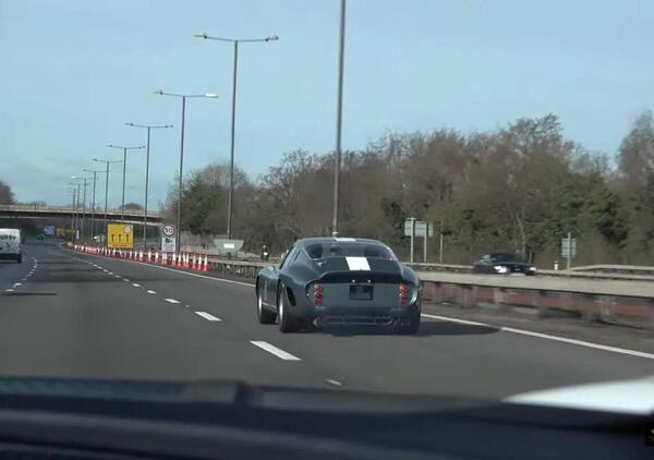 [VIDEO] Ferrari 250 GTO vs Bugatti Veyron Grand Sport Vitesse: i teatri sono chiusi ma il concerto &egrave; in strada