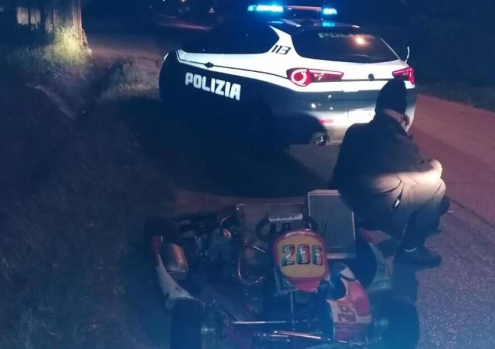 Il video della fuga in go-kart dalla polizia con il commento di Carlo Vanzini &egrave; la cosa pi&ugrave; bella che vedrete oggi