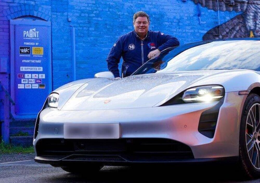 Da Affari a quattro ruote, ad affari a ruote elettriche: Mike Brewer cede al fascino dell&#039;EV e si compra una Taycan