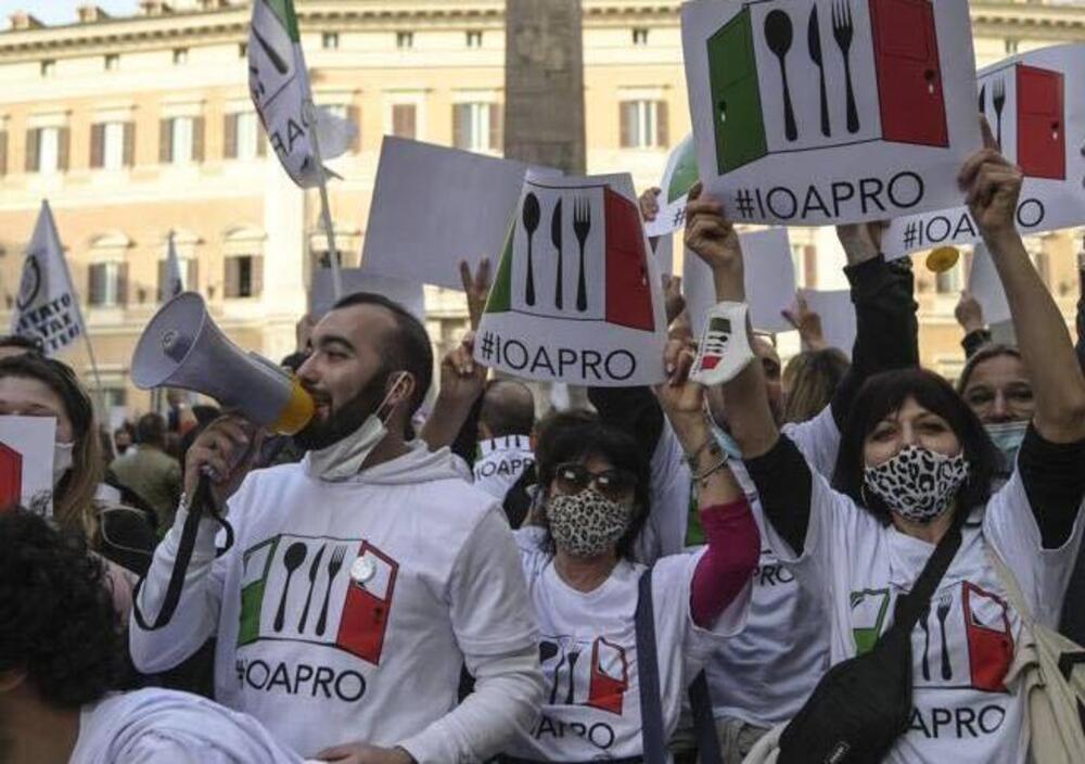 Io Apro, esercenti incatenati a Montecitorio: &ldquo;Da oggi riapriamo per non morire di fame&rdquo;