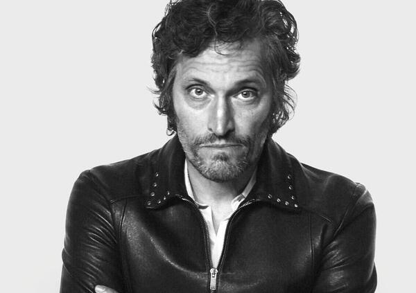 Vincent Gallo, 60 anni di un&#039;icona che brilla per assenza (e qualche follia) in un mondo di presenzialisti