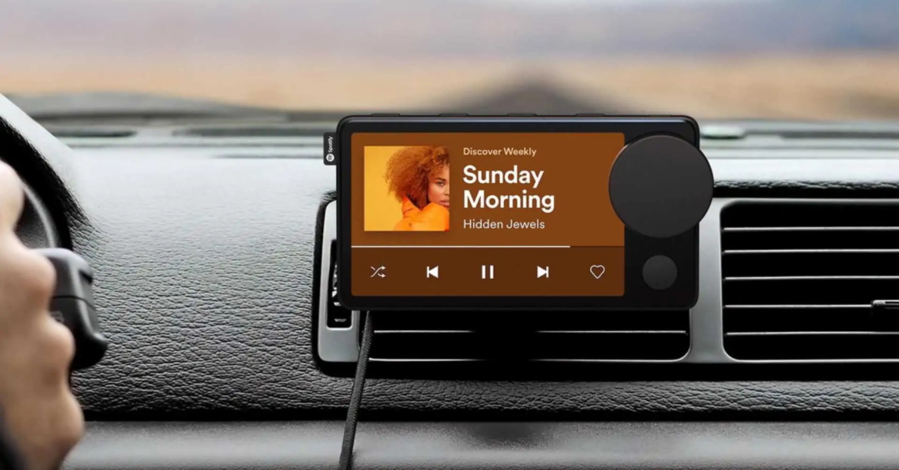Spotify, che fai? La piattaforma di musica lancia un nuovo dispositivo per auto&hellip; totalmente inutile