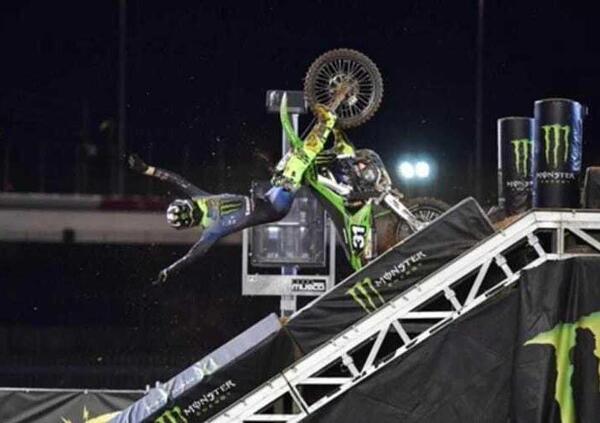 Botto pazzesco nel Supercross: dal grande spavento al podio [VIDEO]